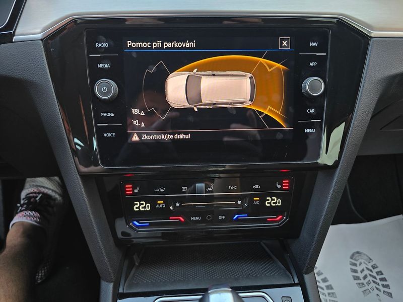 Volkswagen Passat DSG 2,0TDI ELEGANCE NAVI - DPH - fotka 17 z 18