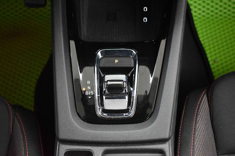 Škoda Octavia RS 2.0 TSI 225kW 2xKOLA*DPH*ČR - fotka 20 z 44