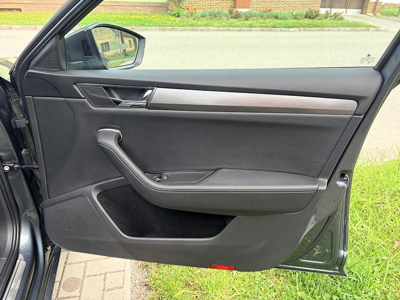 Škoda Superb 2.0TDI 147KW DSG MATRIX 4x4 - fotka 42 z 44