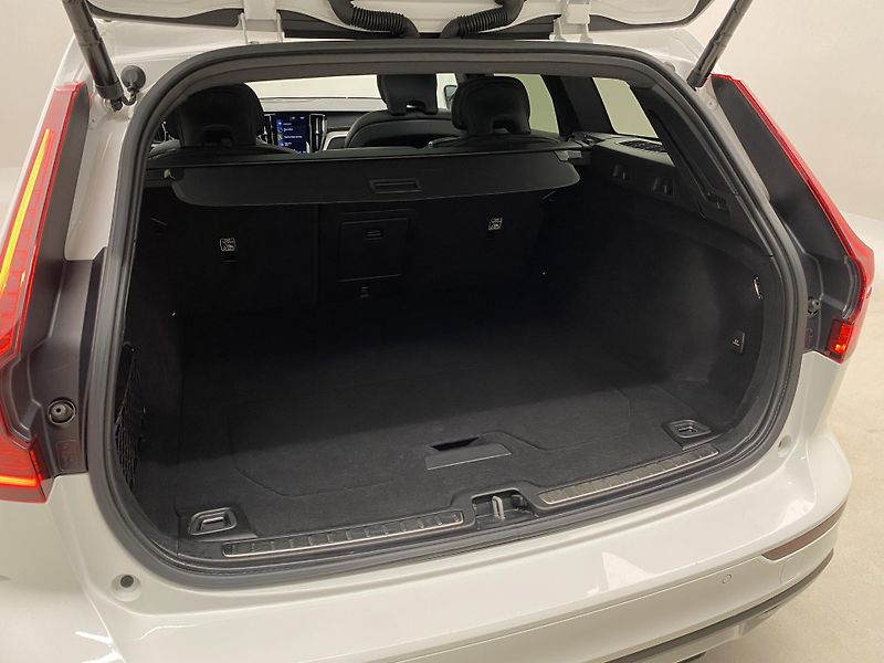 Volvo V60 B4 DARK PLUS AUT  - fotka 6 z 45