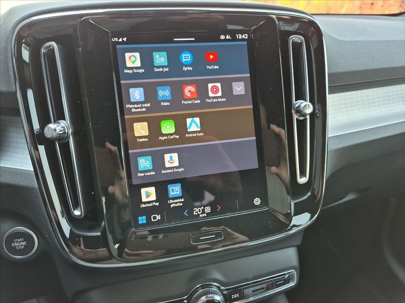 Volvo XC40 2,0 B3 Core - fotka 17 z 18