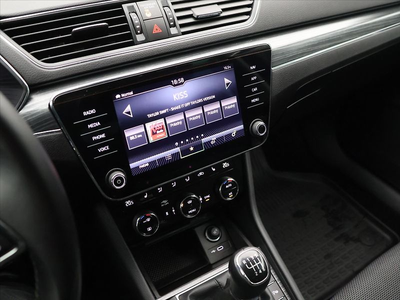 Škoda Superb 2,0 TDI Virtual Matrix Webasto - fotka 20 z 33