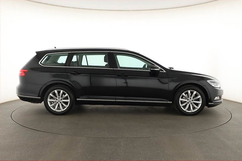 Volkswagen Passat (2019) 1.5 TSI, Automat, Kůže, Navi - fotka 6 z 19