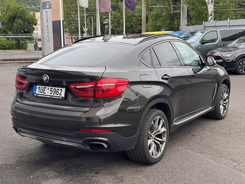 BMW X6 (2014) 4.4 V8 (449k) xDrive50i - fotka 12 z 51