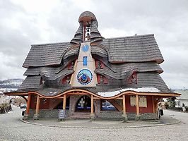 Dominantou orloje je modro-červeno-černý astroláb, tedy ciferník s astronomickými údaji.