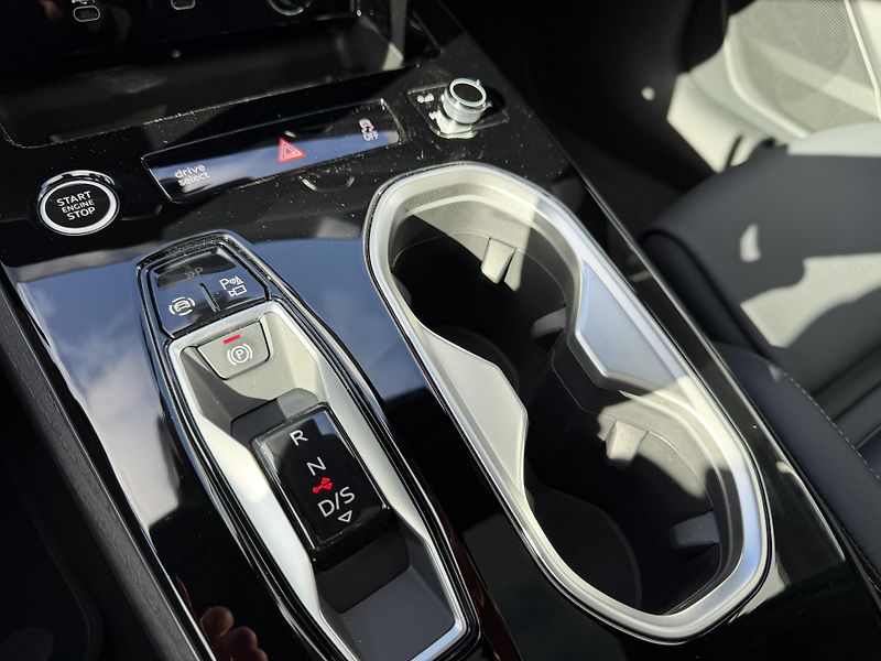 Audi A6 (2026) 150kW STR 4X4 S-LINE 3D R21!!! - fotka 38 z 46