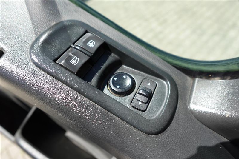 Renault Master 2,3 DCI  L2H2 7MÍST KLIMA - fotka 23 z 36