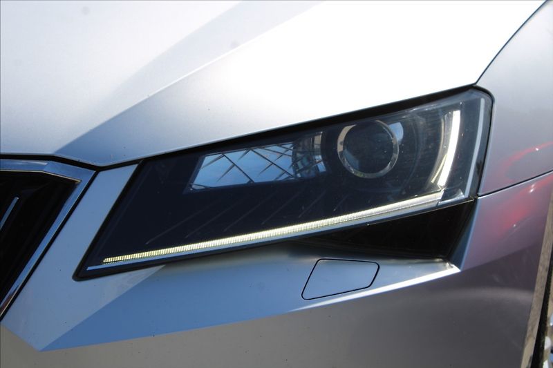 Škoda Superb 2,0 TDI  1.MAJ,A/T,4x4,STYLE - fotka 45 z 47