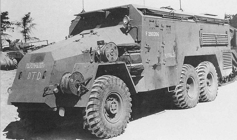 Obrněné velitelské vozidlo Dorchester Československé samostatné obrněné brigády ve Velké Británii při květnov přehlídce v Praze v roce 1945.