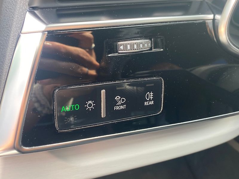 Audi Q8 (2019) 50 3.0 TDi 210kW Quattro Sline - fotka 25 z 35