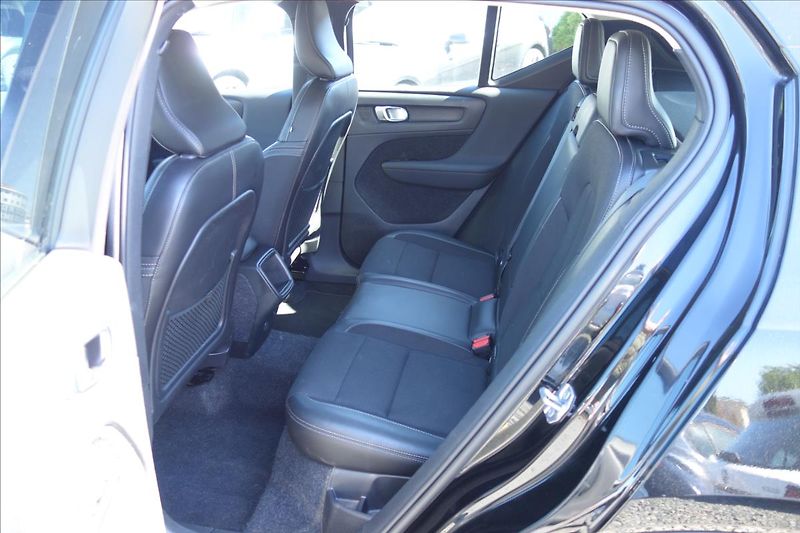 Volvo XC40 2,0 D4, ČR, SERVIS.KN., AWD. - fotka 16 z 39