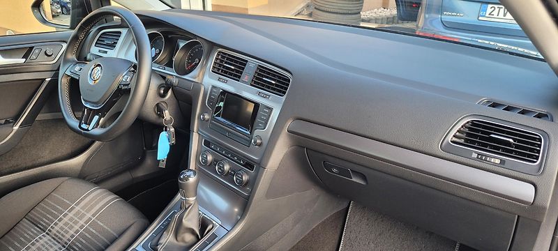 Volkswagen Golf (2015) 7 1,2 TSi 81kW benzín Lounge - fotka 19 z 35