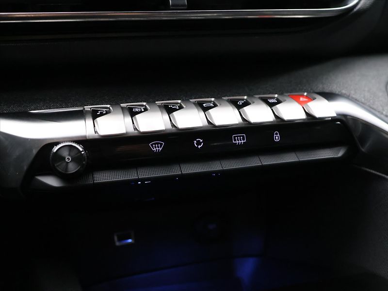 Peugeot 5008 1,2 PT 96kW Allure 7-Míst CZ - fotka 23 z 32