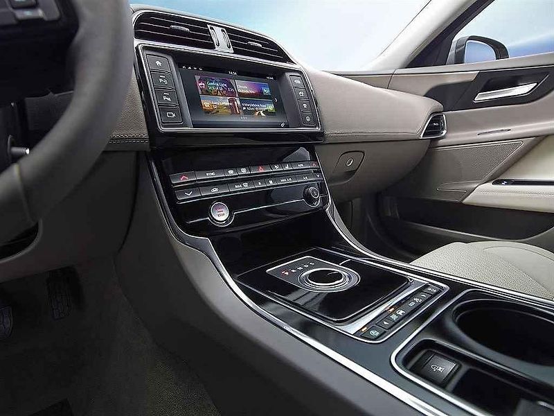Jaguar XE.
