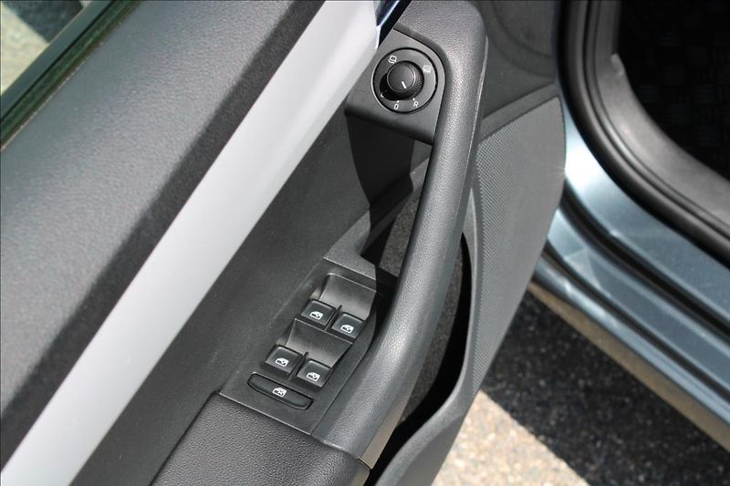 Škoda Octavia 2,0 TDi  AMBITION, DIG. KLIMA - fotka 14 z 23