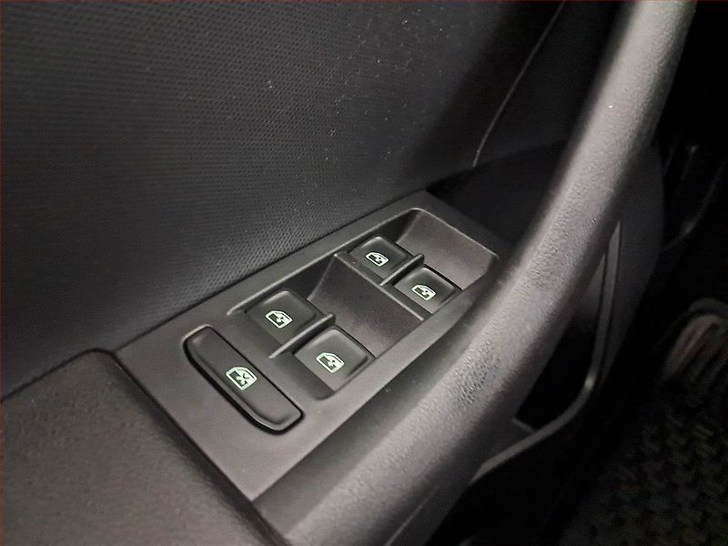 Škoda Rapid (2016) Spaceback 1.4 TDI, Xenony - fotka 16 z 16