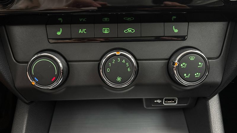 Škoda Octavia 1.6 TDI Ambition Combi - fotka 13 z 23