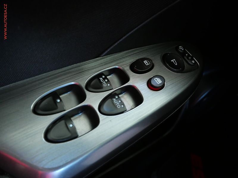 Honda Civic (2010) 1.8 i-VTEC, AC, park.čidla - fotka 14 z 20