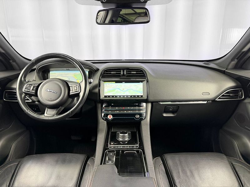 Jaguar F-Pace 2.0d AWD A/T PRESTIGE, WEBASTO - fotka 9 z 25