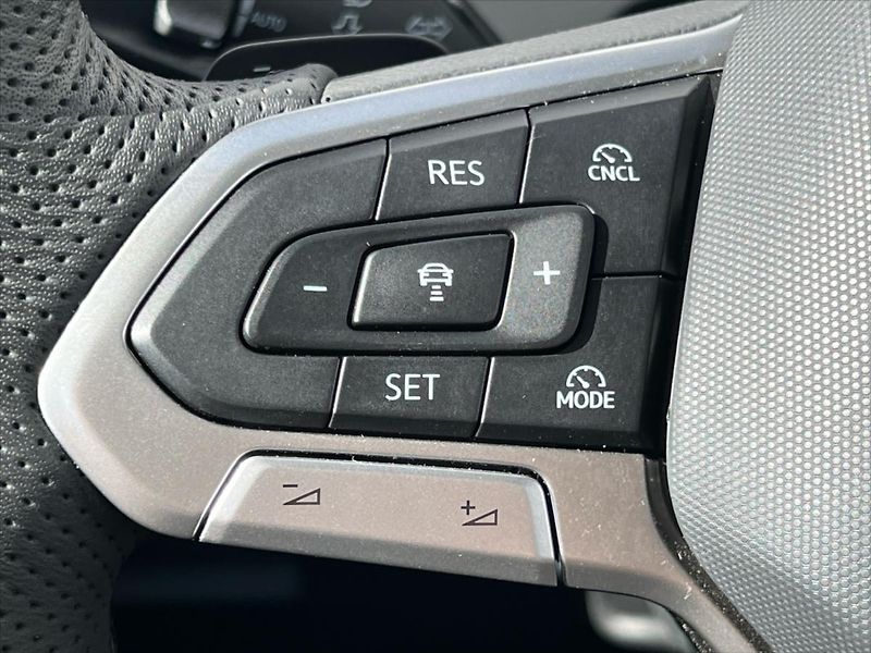 Volkswagen Tiguan 2,0 TDi 142kW 4Motion R-LINE - fotka 19 z 34