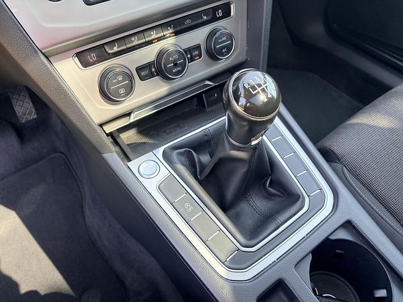 Volkswagen Passat 2.0TDI 110KW MANUAL PANORAMA - fotka 21 z 44
