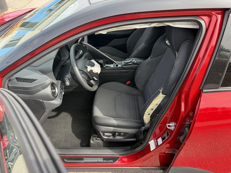 Toyota C-HR 1,8i hybrid automat navigace - fotka 15 z 21