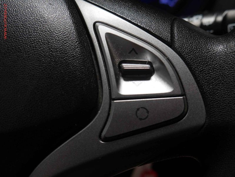 Hyundai ix20 (2011) 1.4i, ČR, AC, park.asist - fotka 15 z 17