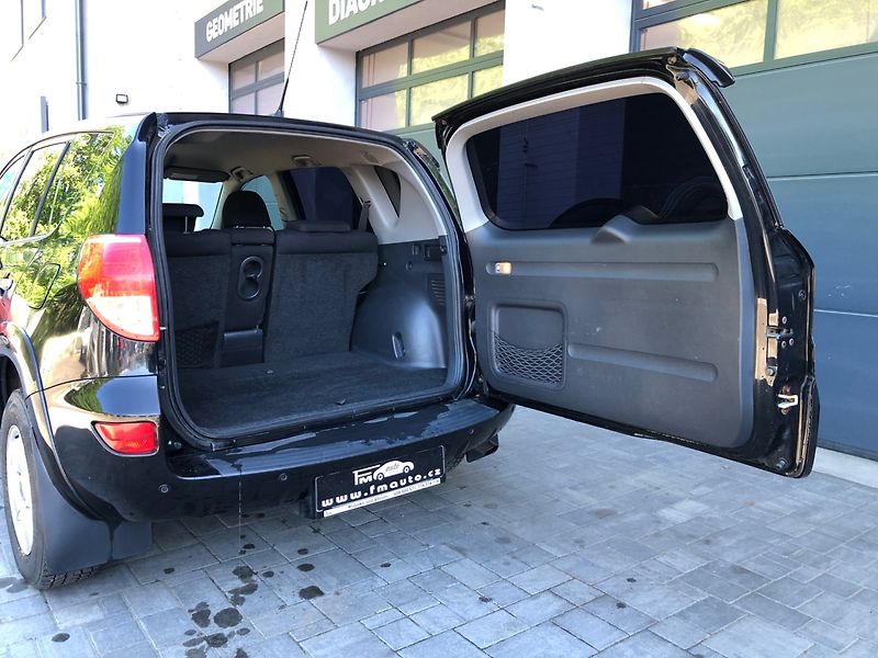 Toyota RAV4 (2007) 2.2 D-CAT, 4x4 - fotka 24 z 28