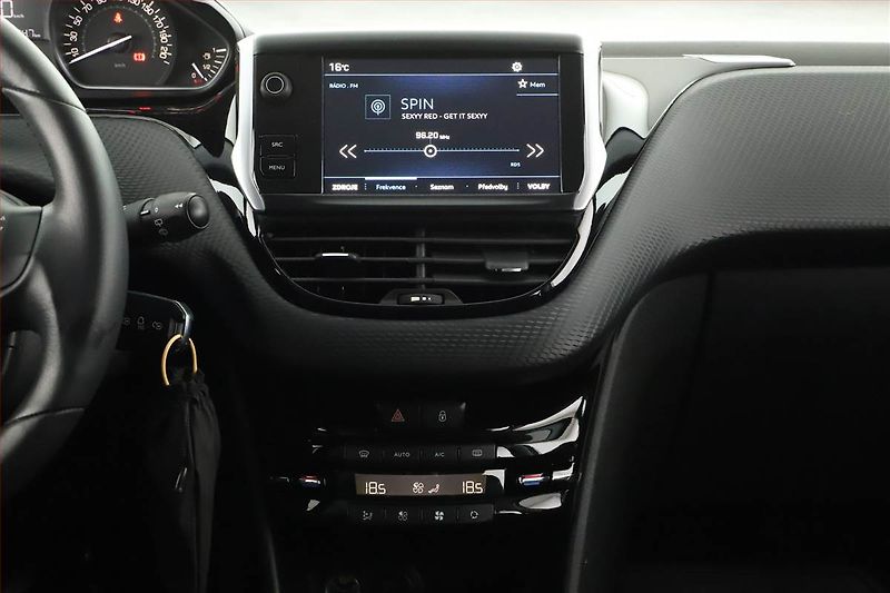 Peugeot 2008 (2018) 1.2 PureTech, Tempomat - fotka 13 z 16
