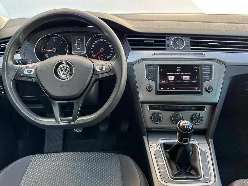 Volkswagen Passat Trendline - fotka 18 z 24