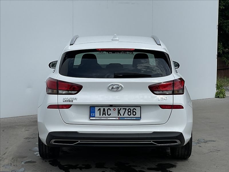 Hyundai i30 1,5 T-GDI AT7 Combi Smart PDC - fotka 19 z 19