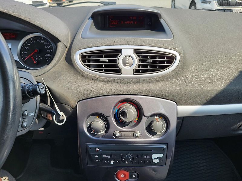 Renault Clio GRANDTOUR 1.2 i 16V ČR 1.majit - fotka 13 z 40