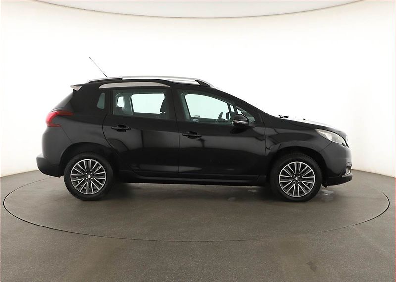 Peugeot 2008 (2017) 1.2 PureTech, Automat - fotka 6 z 16
