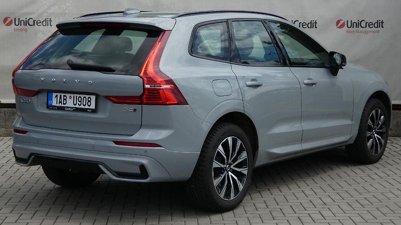 Volvo XC60 B4 mHEV AWD Plus Dark - fotka 3 z 23