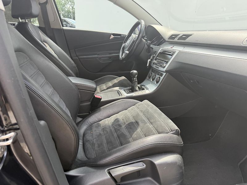 Volkswagen Passat (2009) 2.0 TDI Sportline  - fotka 15 z 21