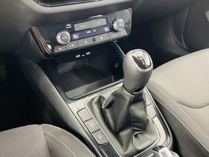 Škoda Fabia 1,0 TSI 70kW Selection - fotka 15 z 23