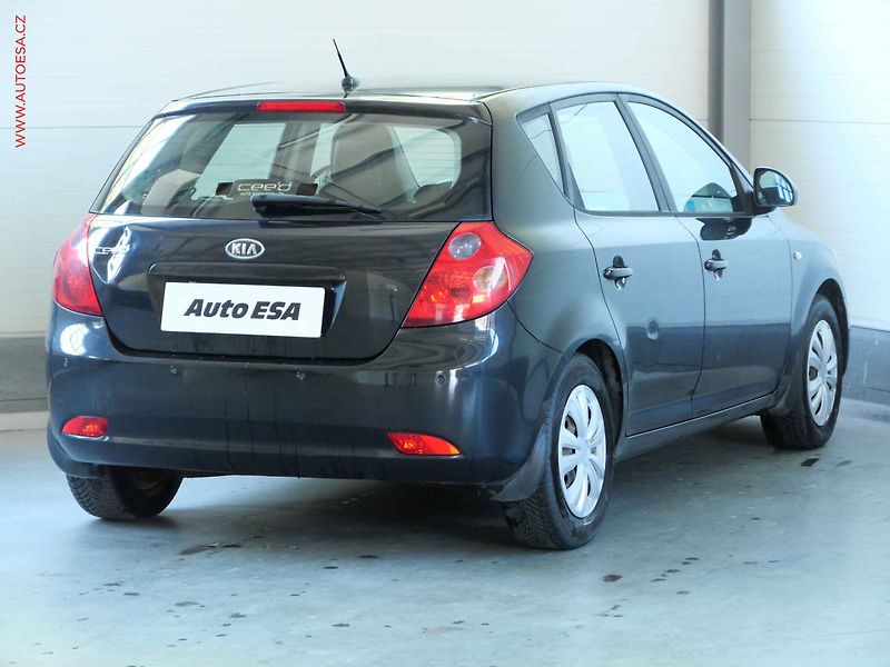 Kia Ceed (2009) 1.4CVVT, ČR, AC, park.čidla - fotka 4 z 20