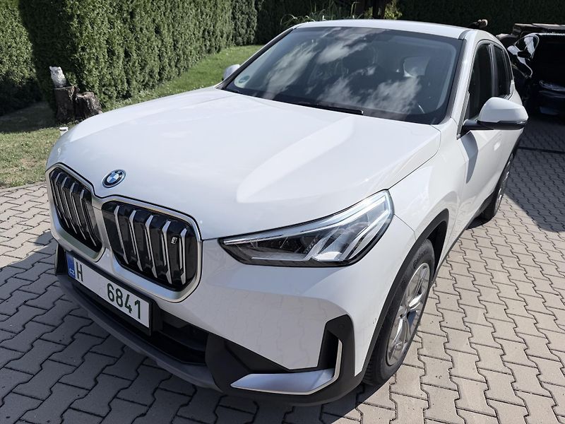 BMW iX1 (2023) - fotka 11 z 15