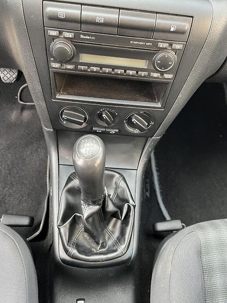Škoda Octavia 1.9 TDi Tour - fotka 18 z 29