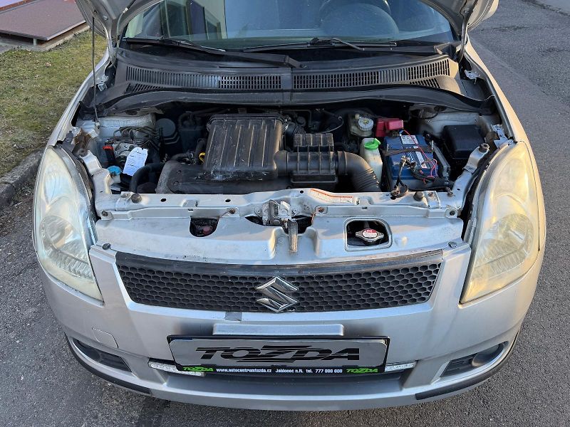 Suzuki Swift 1,3 16V 4x4 / sada pneu / - fotka 19 z 21