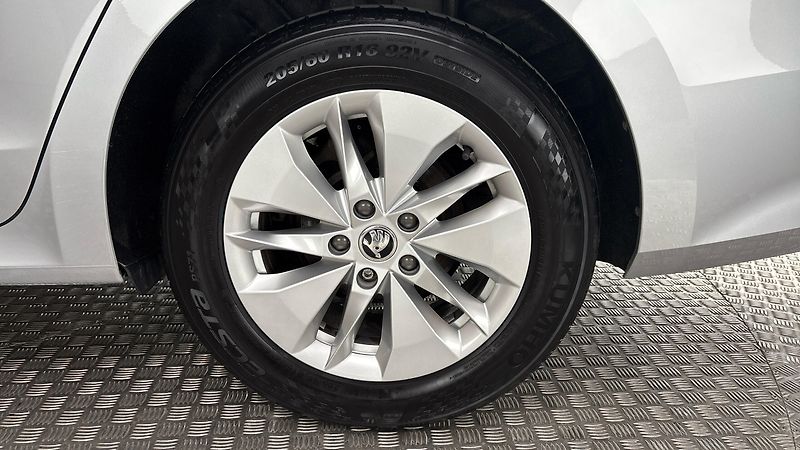Škoda Octavia 2.0 TDI Ambition Combi - fotka 19 z 24