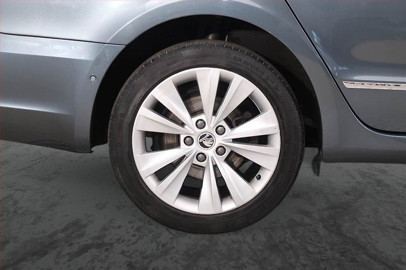 Škoda Superb (2014) 2.0 TDI, Navi, Xenony - fotka 15 z 19