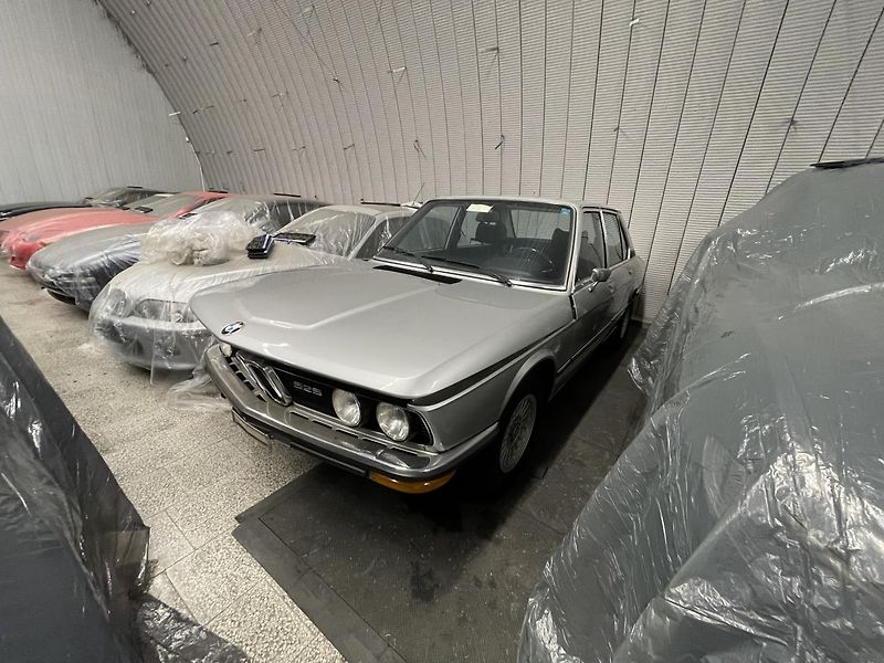 BMW Řada 5 (1974) 525i E12 REZEVOVÁNO - fotka 1 z 26