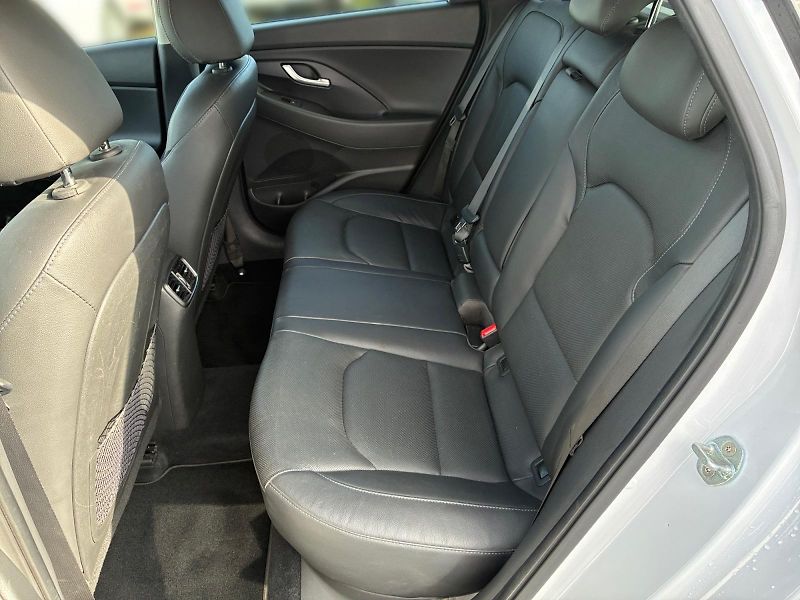 Hyundai i30 (2021) STYLE 1.5T-GDI HYBDID 118kW CZ - fotka 8 z 11