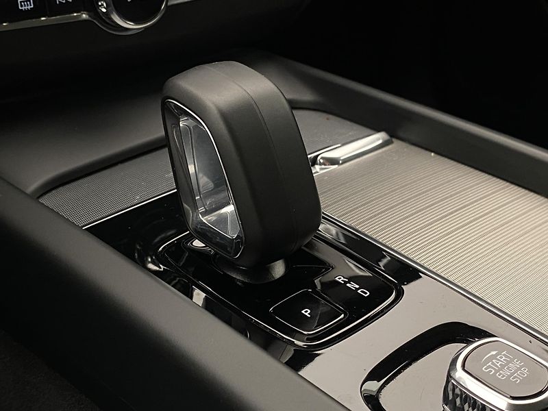 Volvo XC60 B4 AWD DARK PLUS AUT CZ - fotka 28 z 60