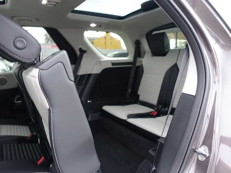 Land Rover Discovery 5 3,0  Dynamic SE D350 - fotka 16 z 43