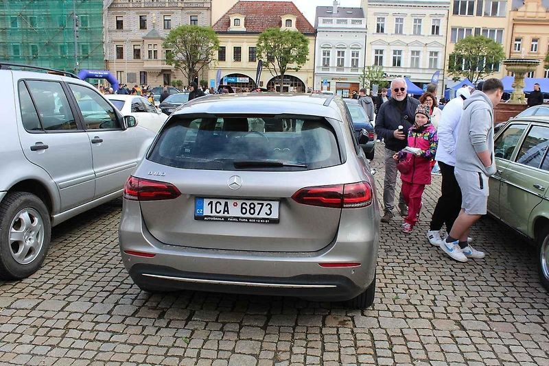 Sraz vozů značky Mercedes na Karlově náměstí v Kolíně.
