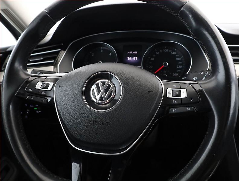 Volkswagen Passat (2016) 2.0 TDI, Kůže, Navi, Tempomat - fotka 8 z 17
