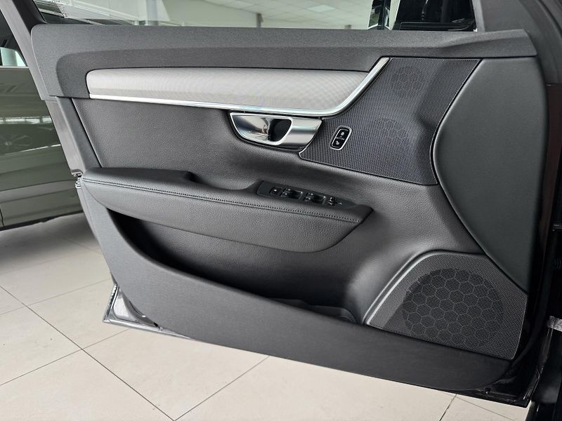 Volvo V90 T6 AWD*Recharge*KeyLess*Tažné - fotka 28 z 37