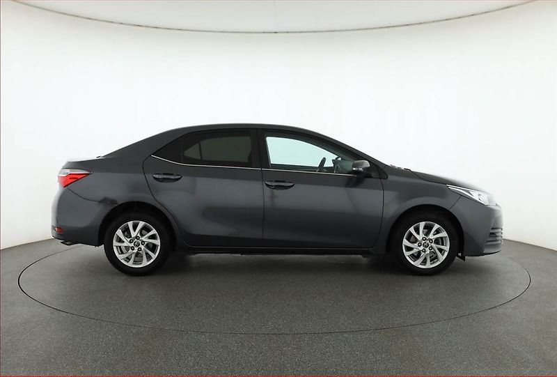 Toyota Corolla (2018) 1.6 Valvematic, Serv.kniha - fotka 6 z 17